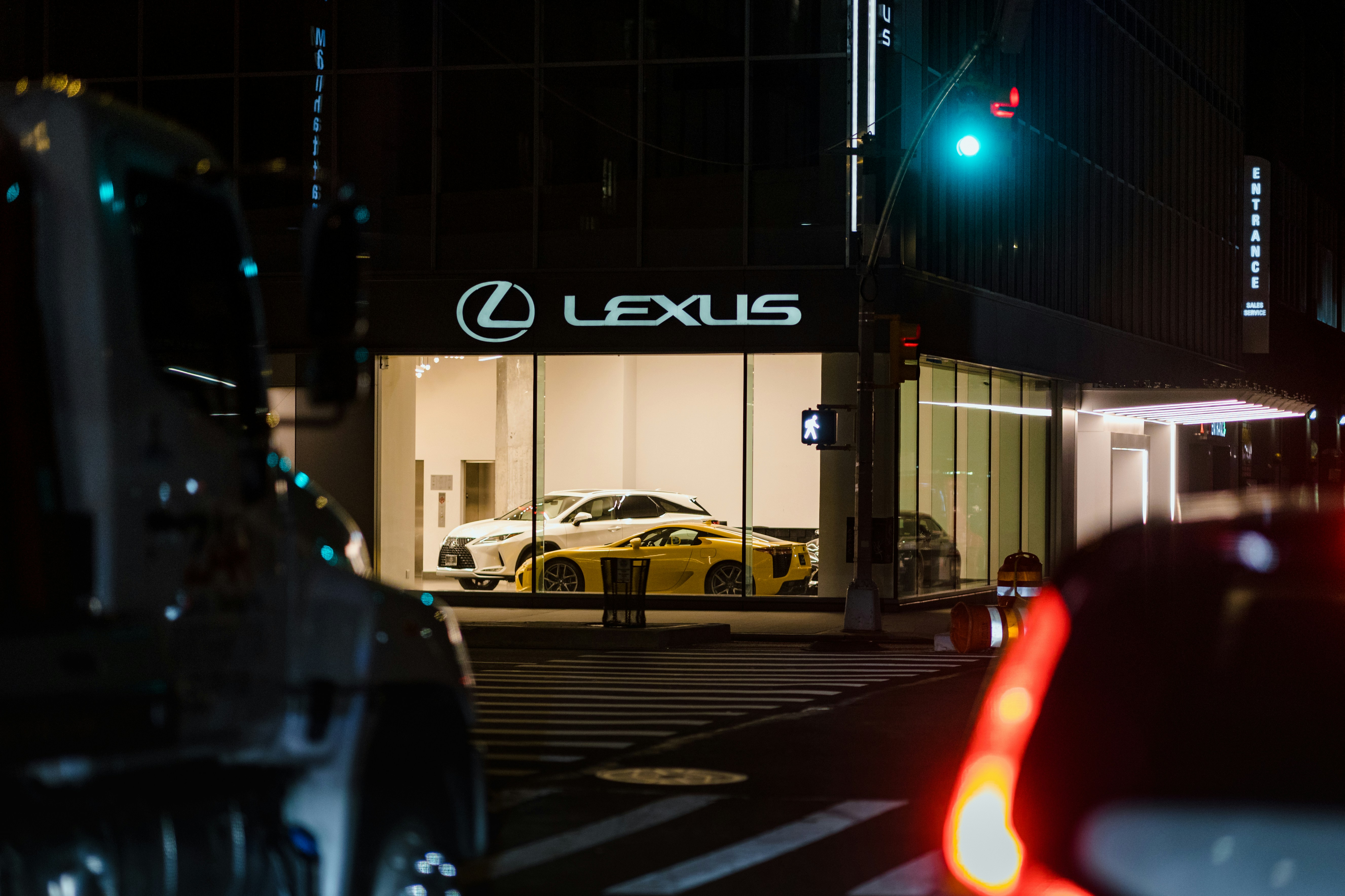 Autohaus-Webseite mit dunklem Hintergrund, glänzendes Fahrzeug in Showroom-Beleuchtung, Nachtszene