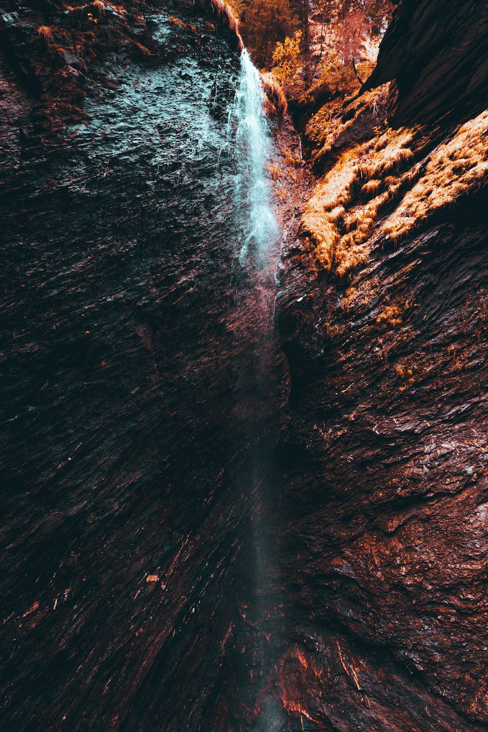 Ein Wasserfall in einer Schlucht