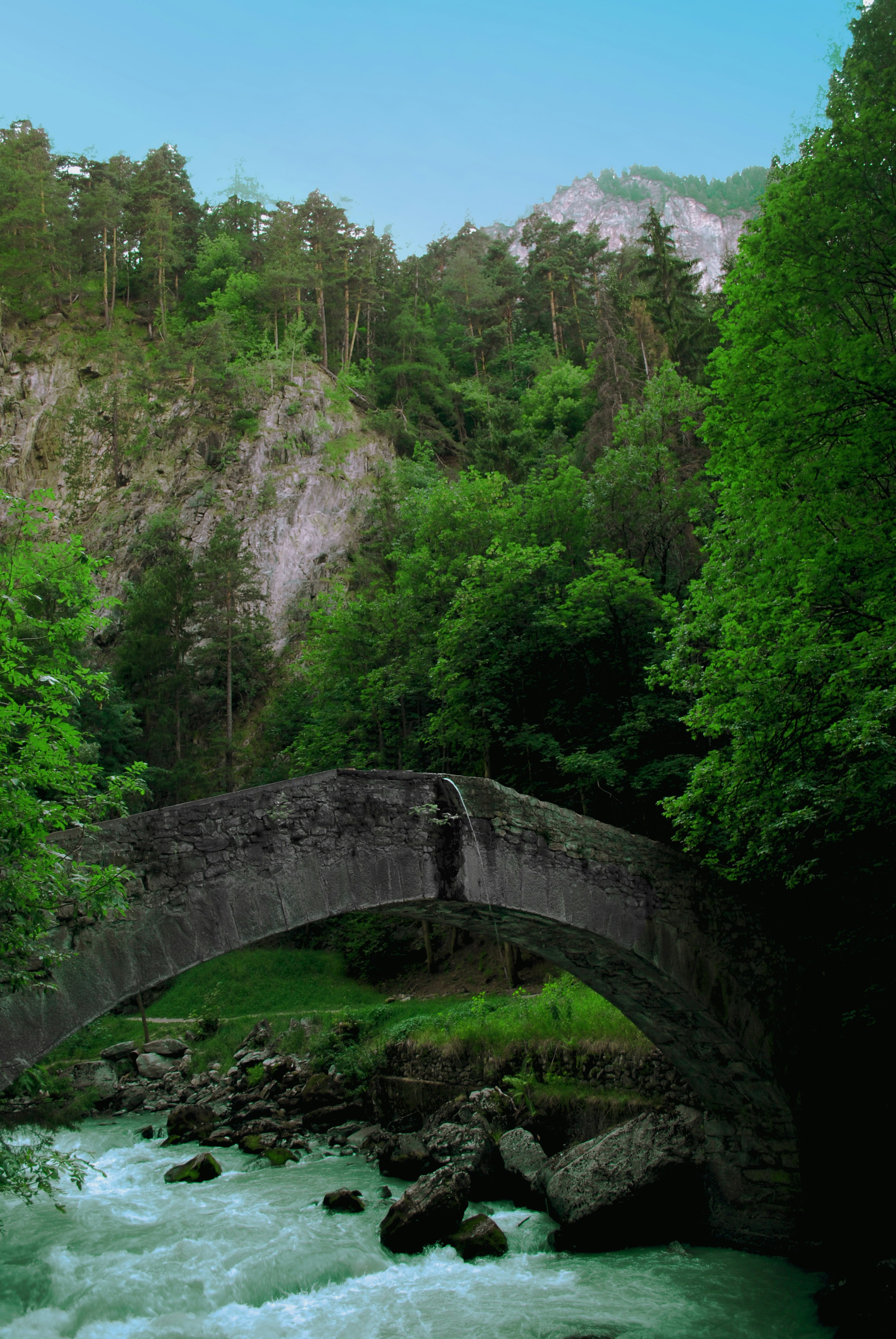 Un ponte su un fiume