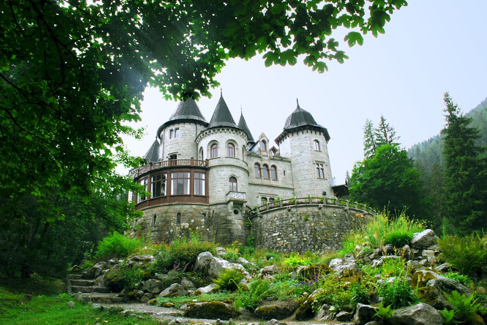 un grande castello di pietra