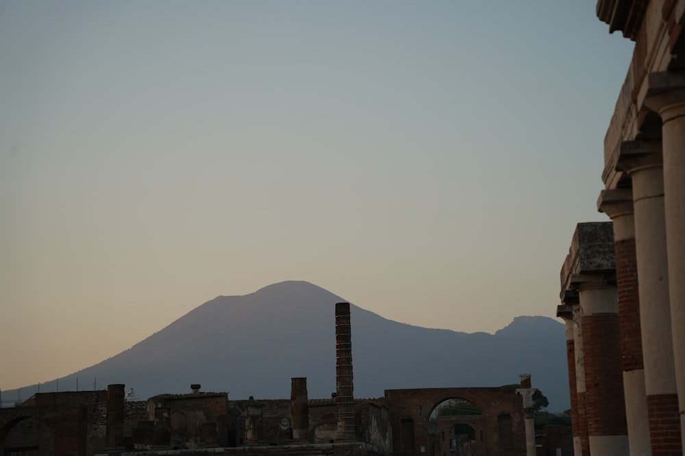 Una ciudad con una montaña al fondo