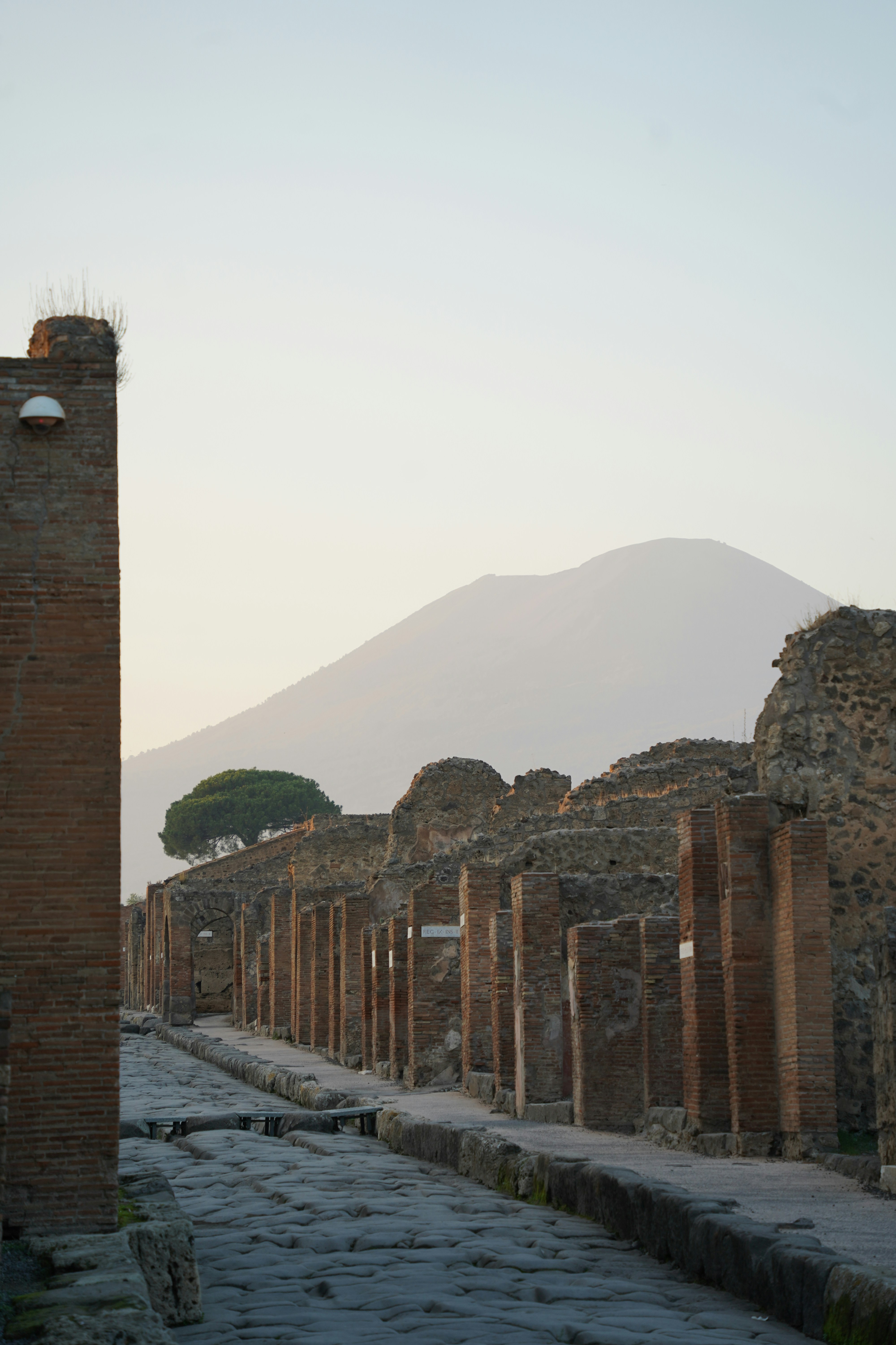 Un muro di pietra con una montagna sullo sfondo