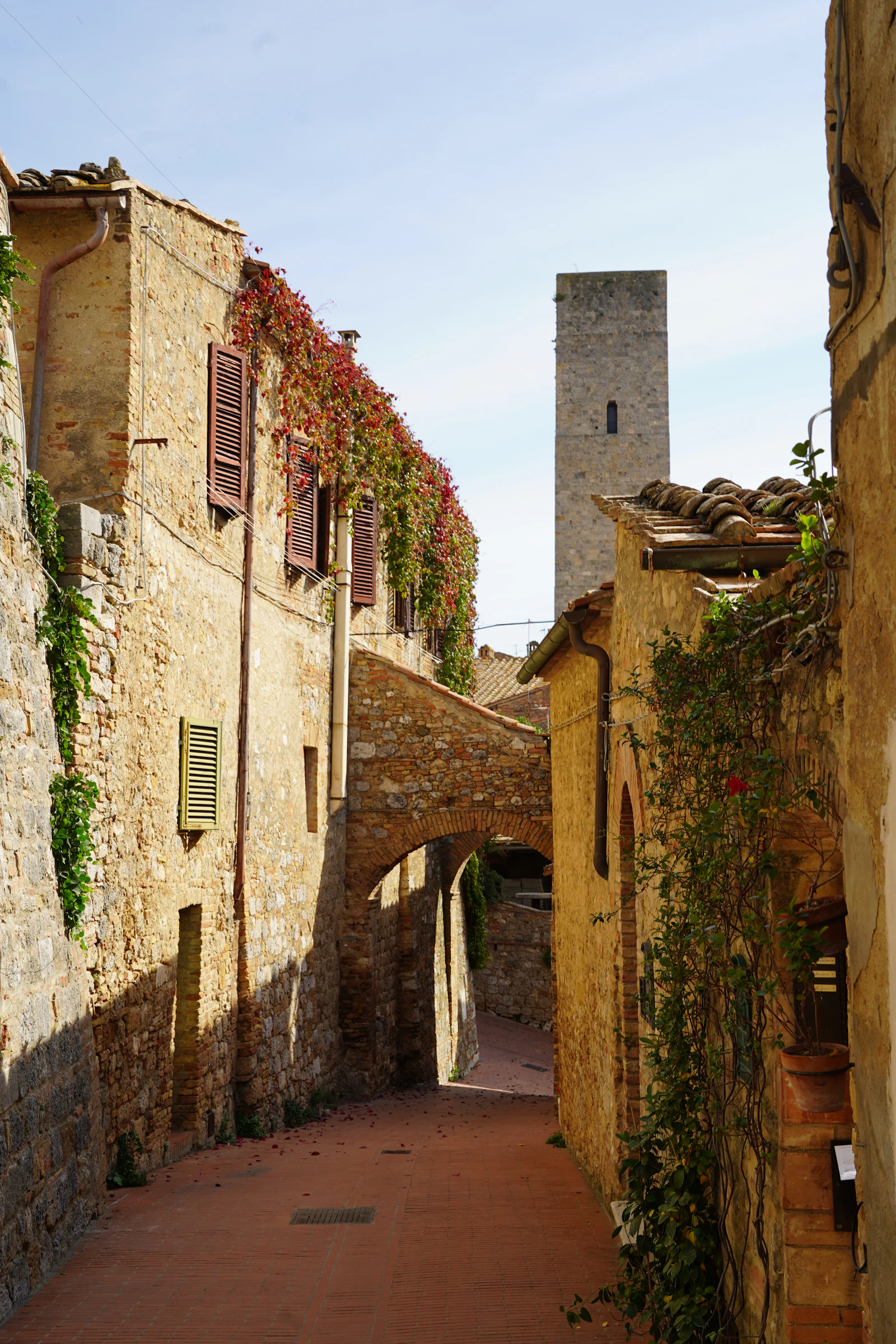 Stenen straat en toren in San Gimignano