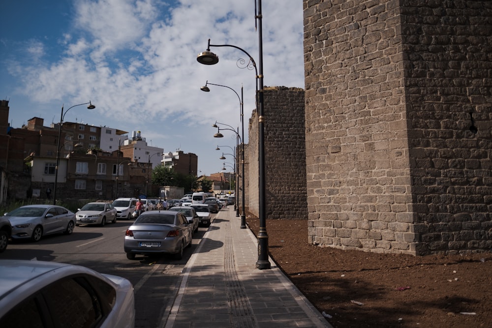 una calle con coches aparcados a lo largo de ella