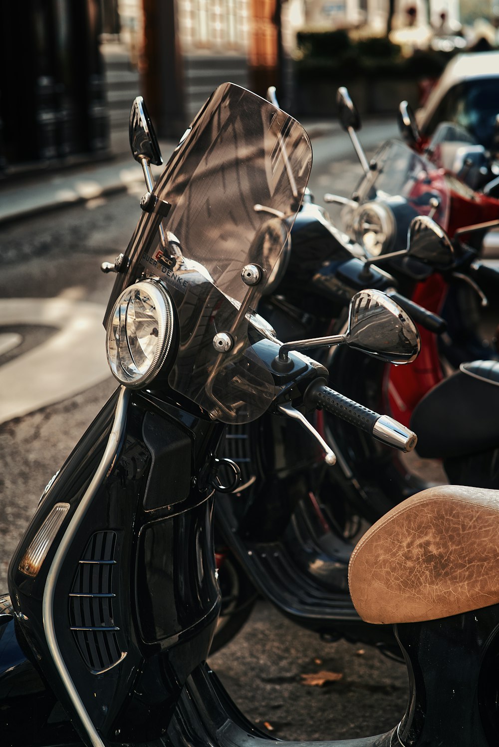 um par de motocicletas estacionadas ao lado de uma rua