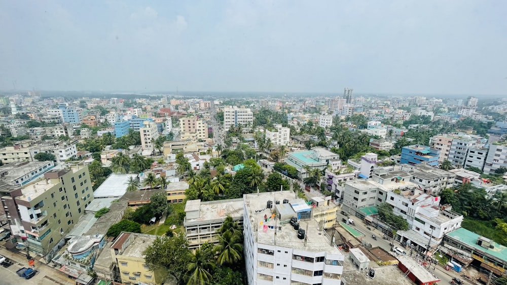 uma cidade com muitos edifícios