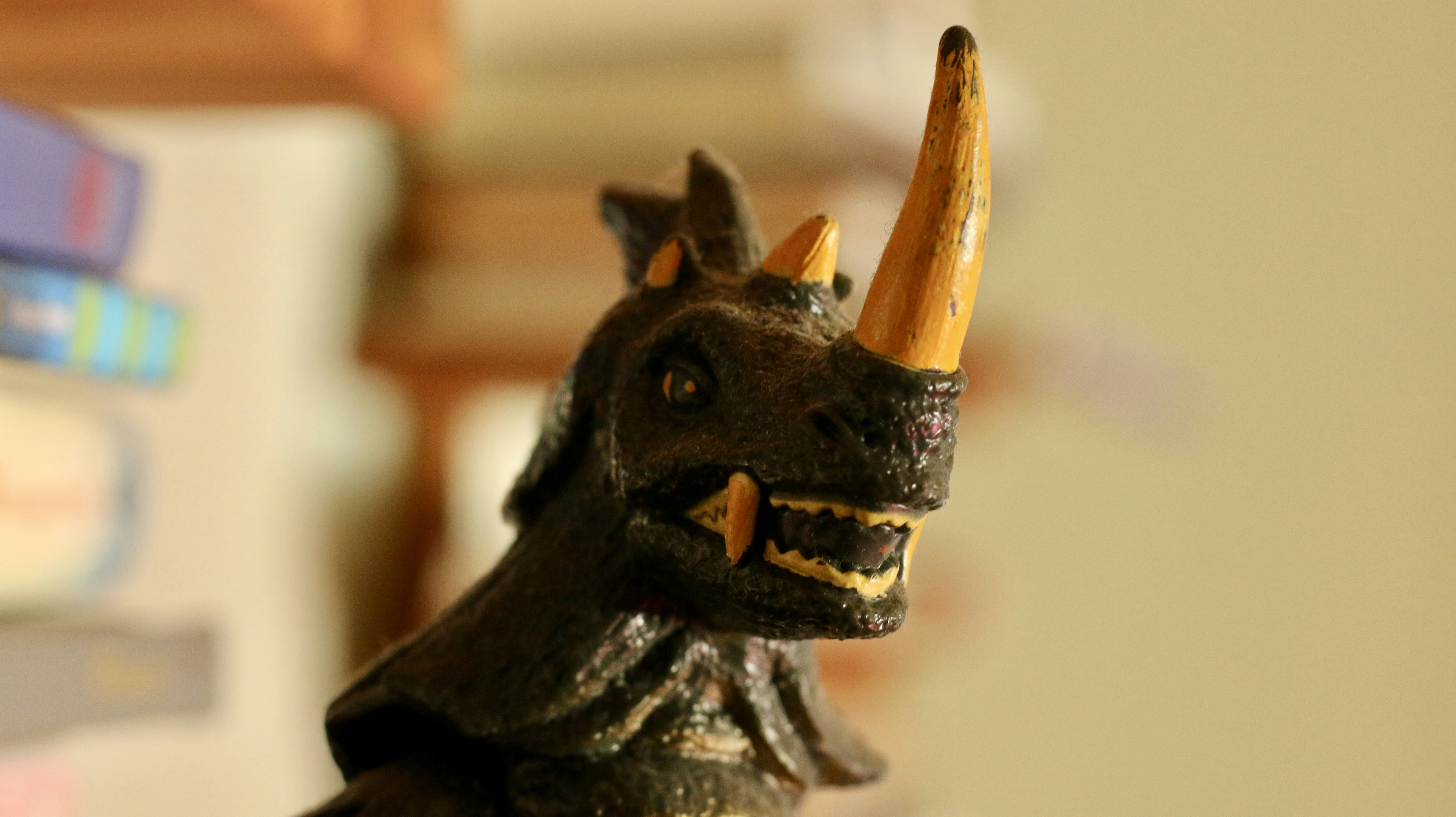 ein schwarz-brauner Hund