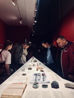 The team of amarração definitiva em Curitiba gathered around a table preparing materials.