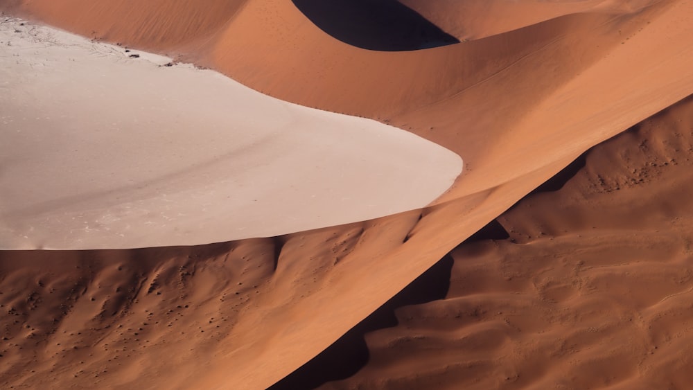 um deserto com areia