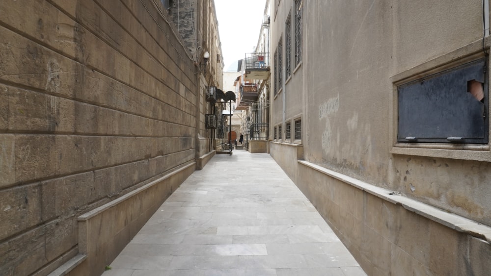 a narrow alley between two buildings