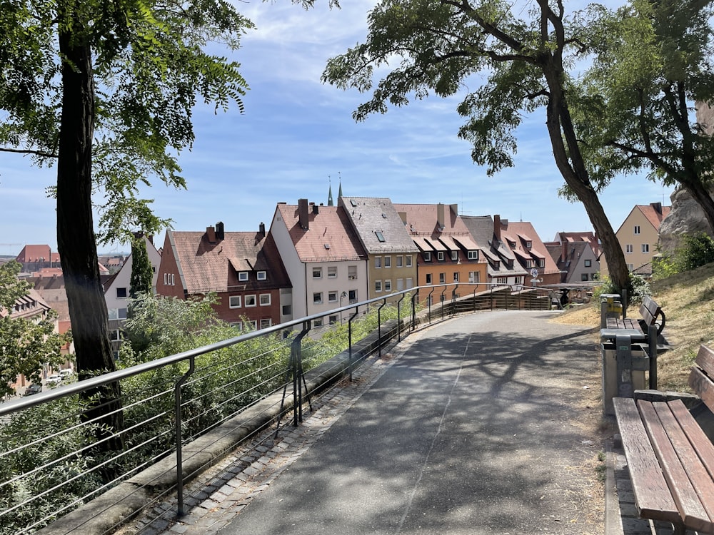 une rangée de maisons