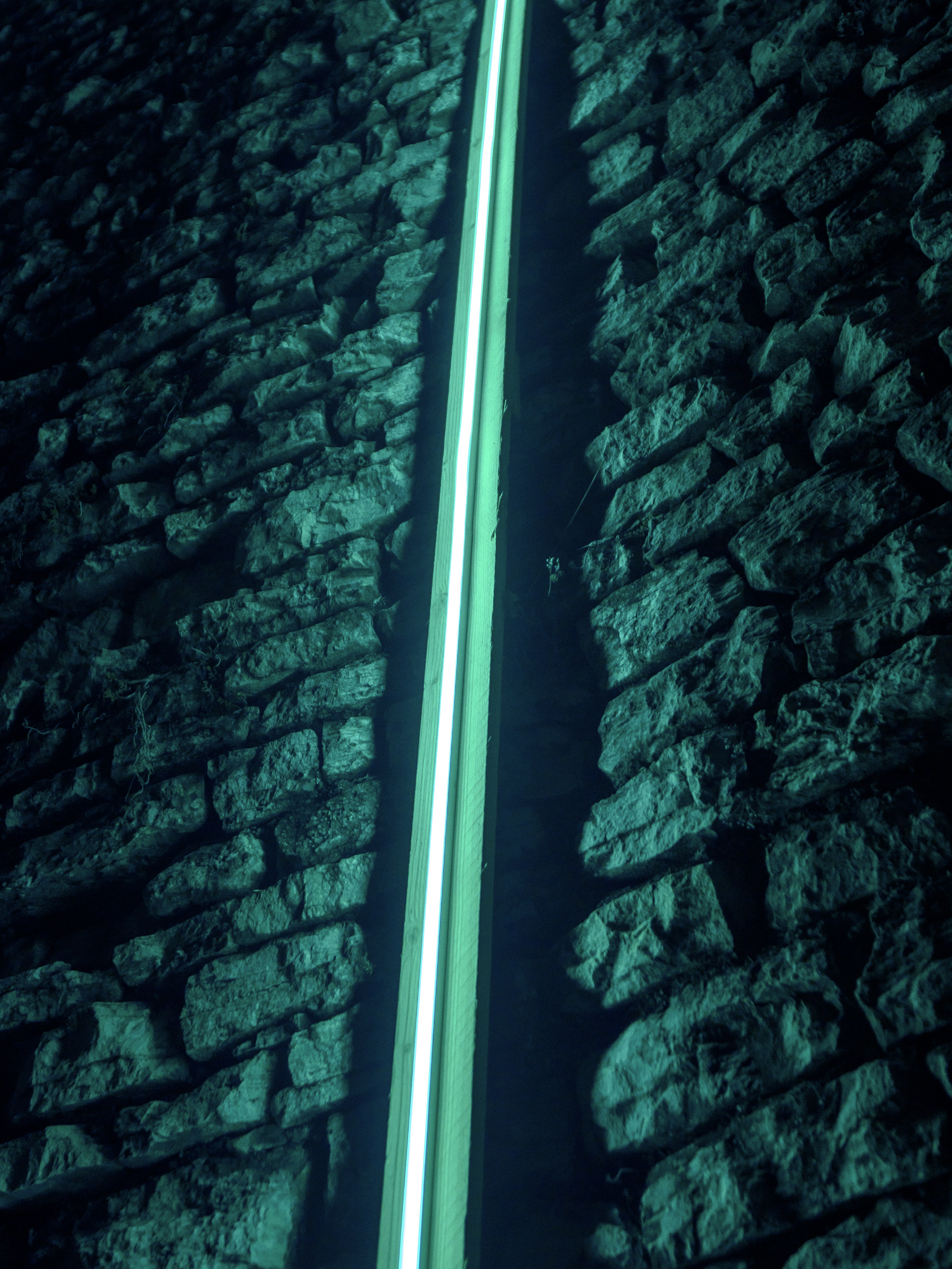 Ein Licht, das durch eine Steinmauer scheint