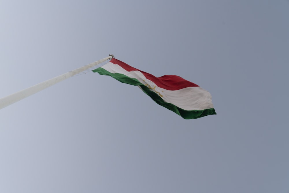 Un drapeau flottant dans les airs