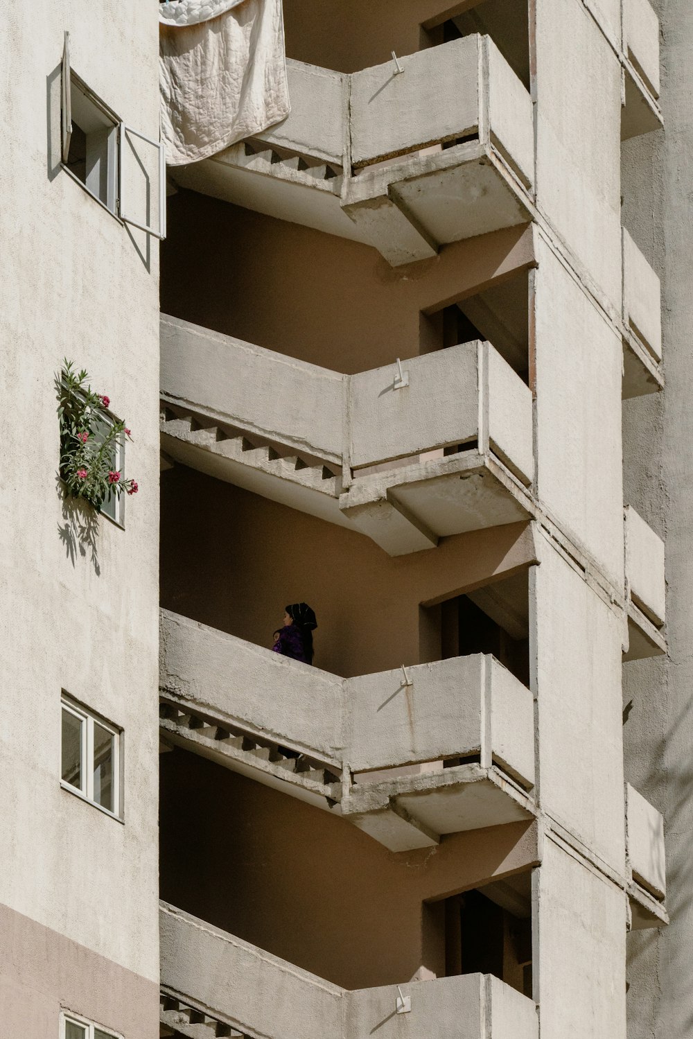 une personne assise sur un balcon