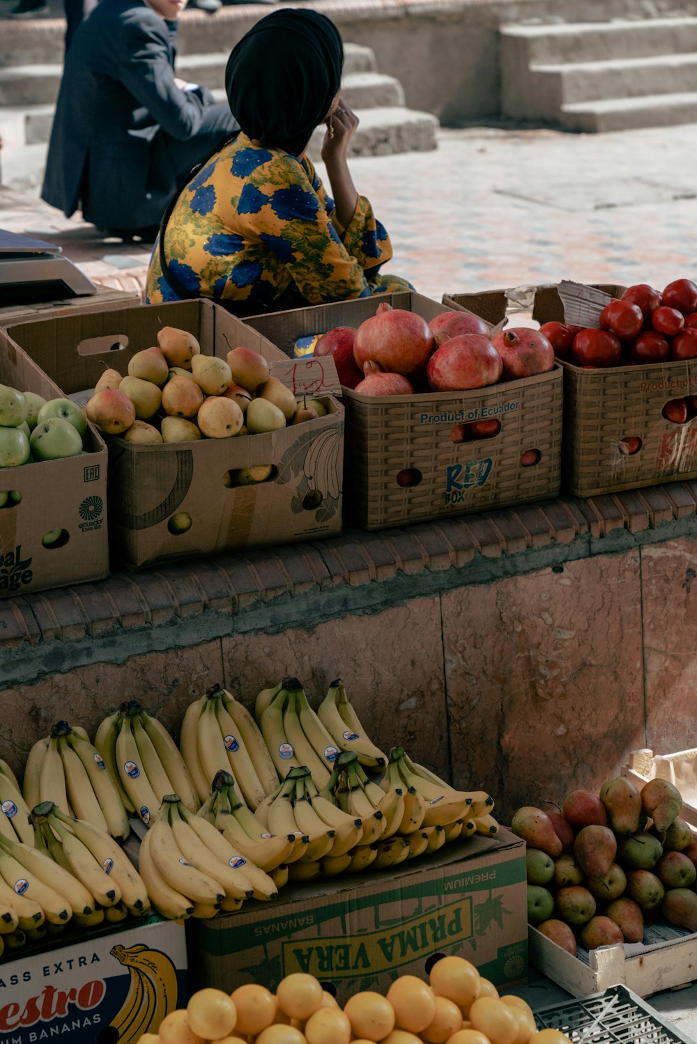 une personne qui vend des fruits sur un marché