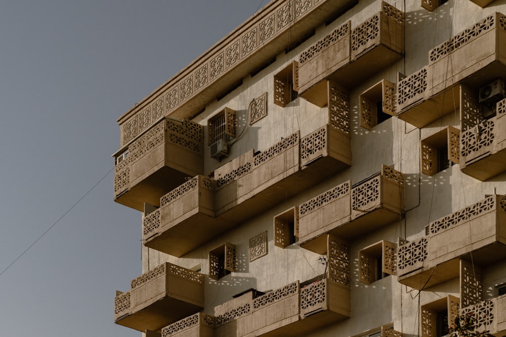 un bâtiment avec de nombreuses enseignes