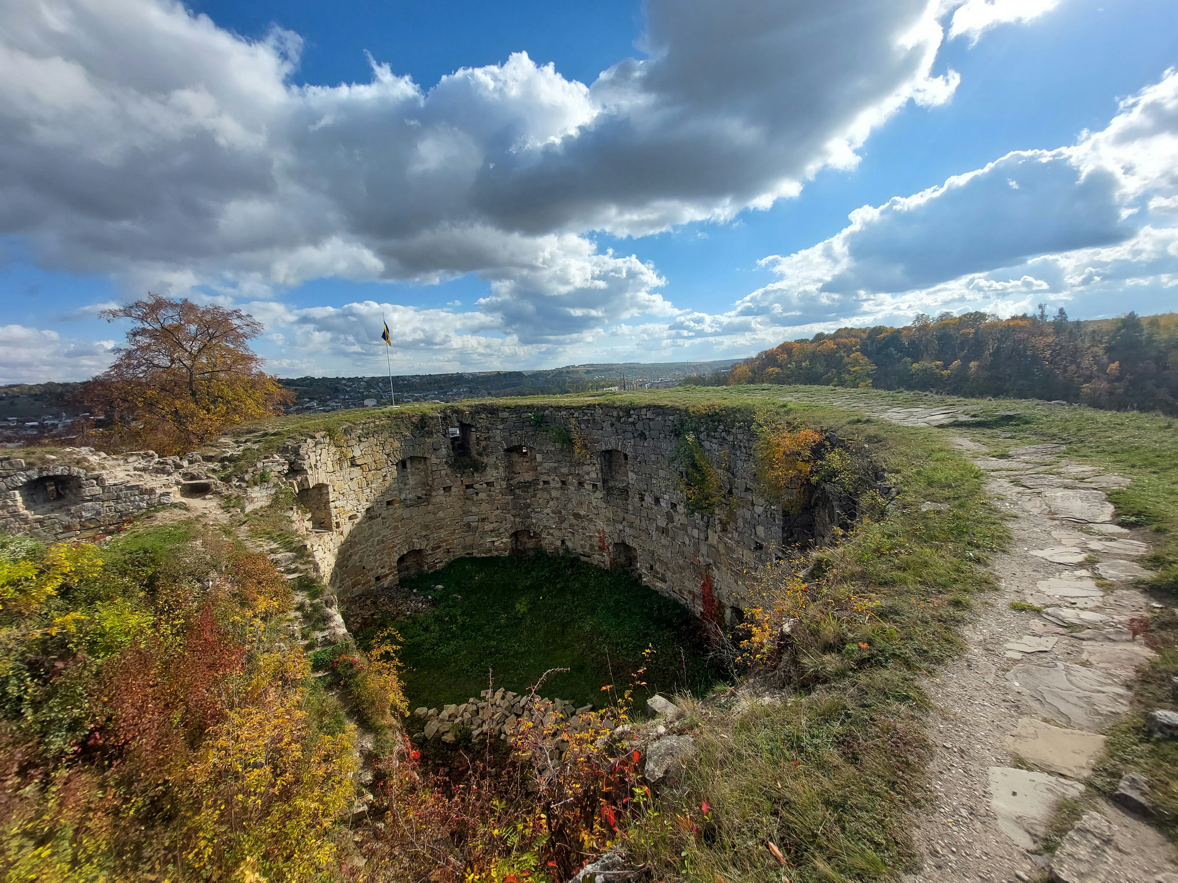 Un puente de piedra sobre un río