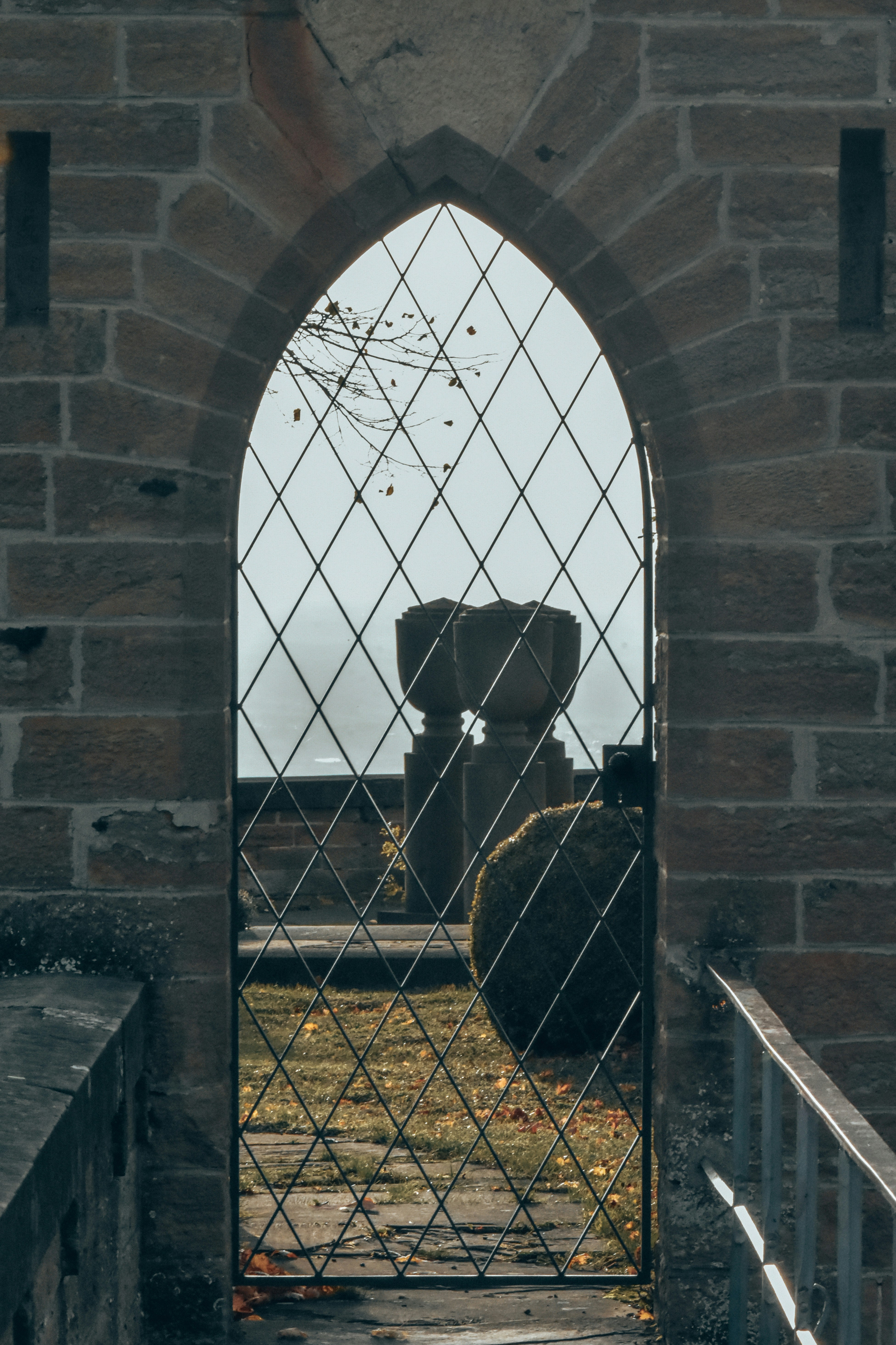 ein Backsteingebäude mit einem großen Rundbogenfenster