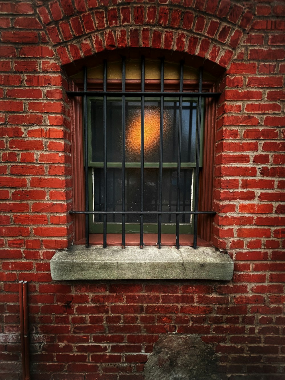 una finestra in un edificio di mattoni