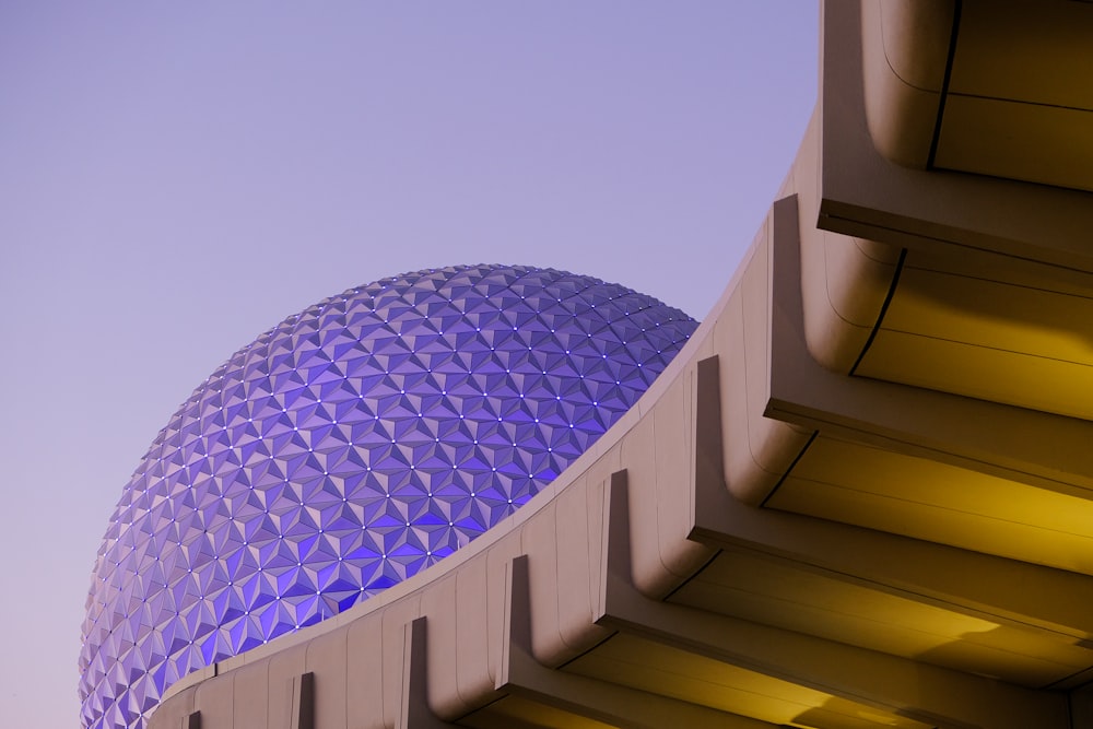 Un bâtiment avec un grand parasol violet