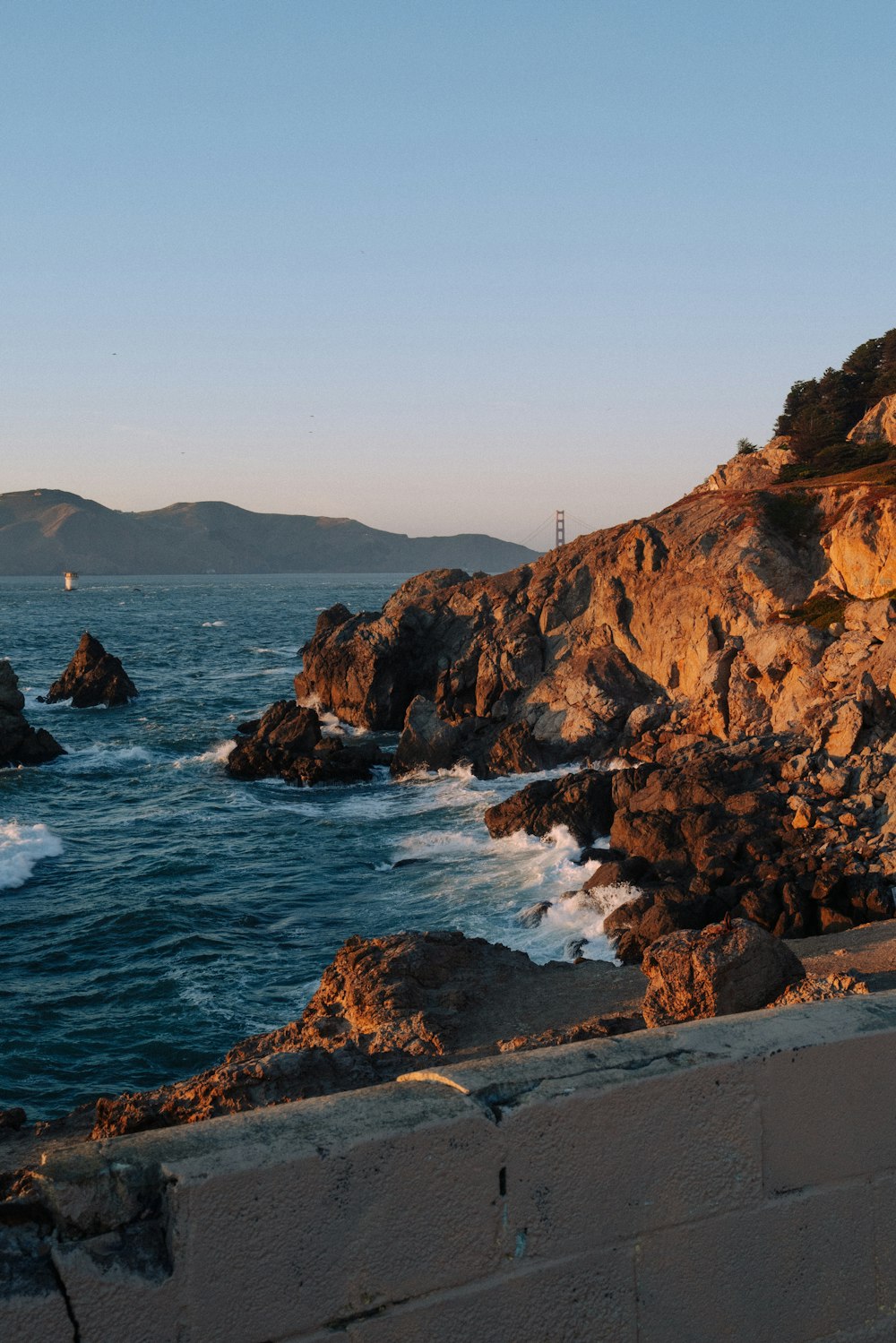 a rocky coast line