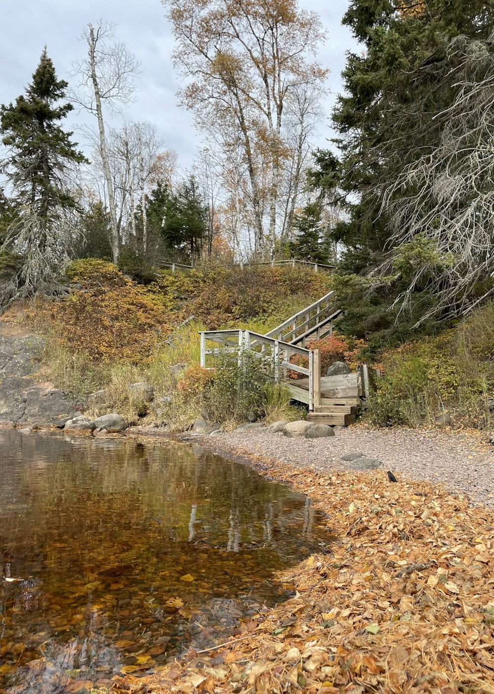 Eine kleine Brücke über einen Fluss