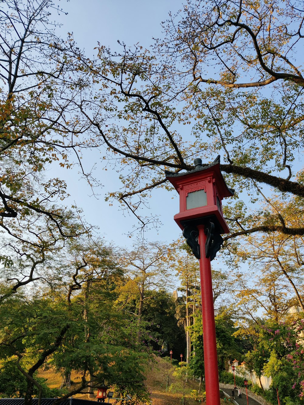 un poste rojo con una lámpara