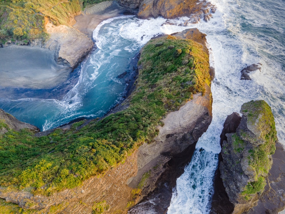 a rocky coast line