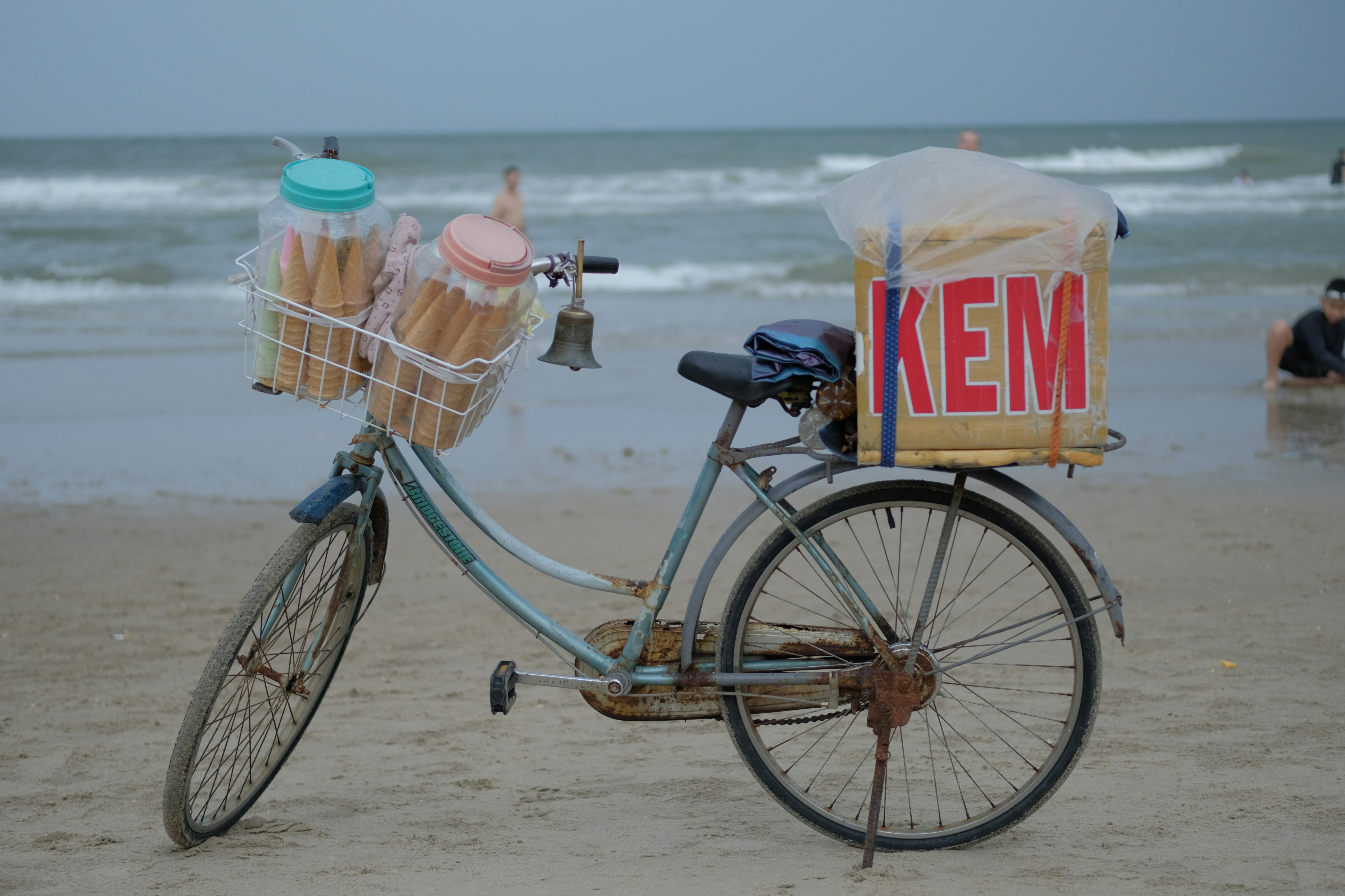 Vietnam liffe. Poor ice cream seller. Photos by B07. This is my picture. Please include the author's name when you use it. thank you very much.