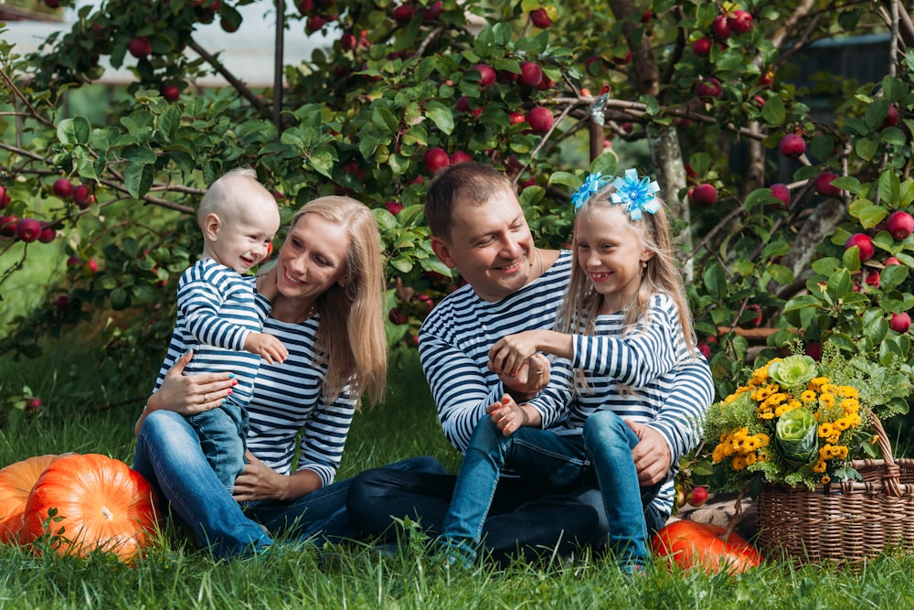 una famiglia seduta sull'erba