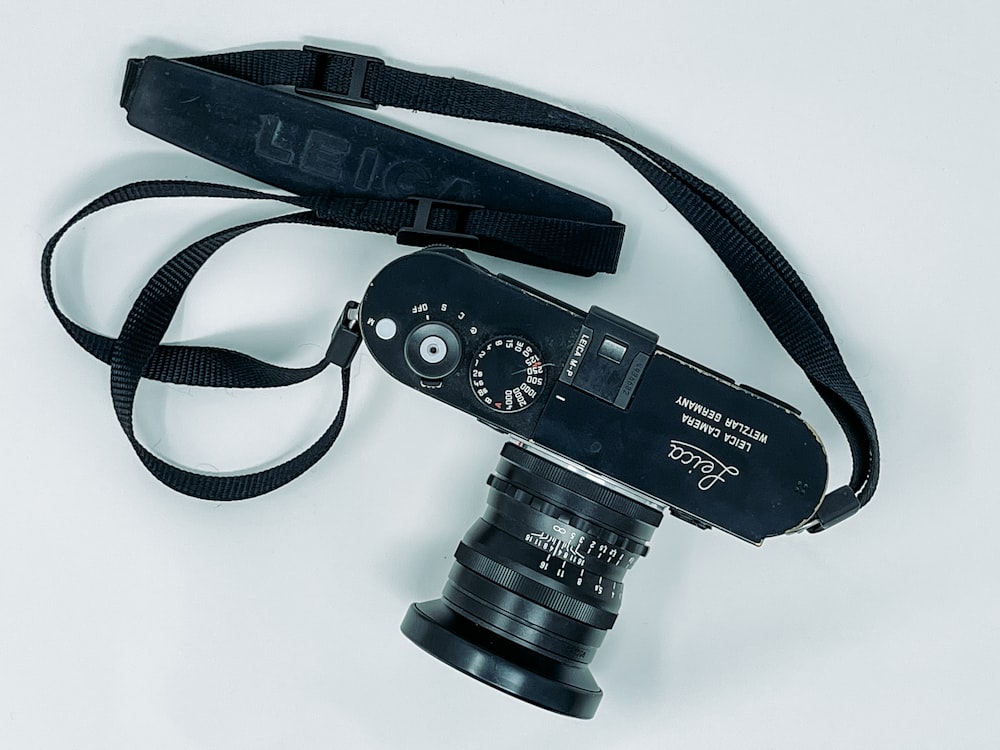 eine schwarz-silberne Kamera