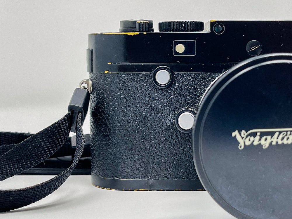 Una cámara negra con una lente