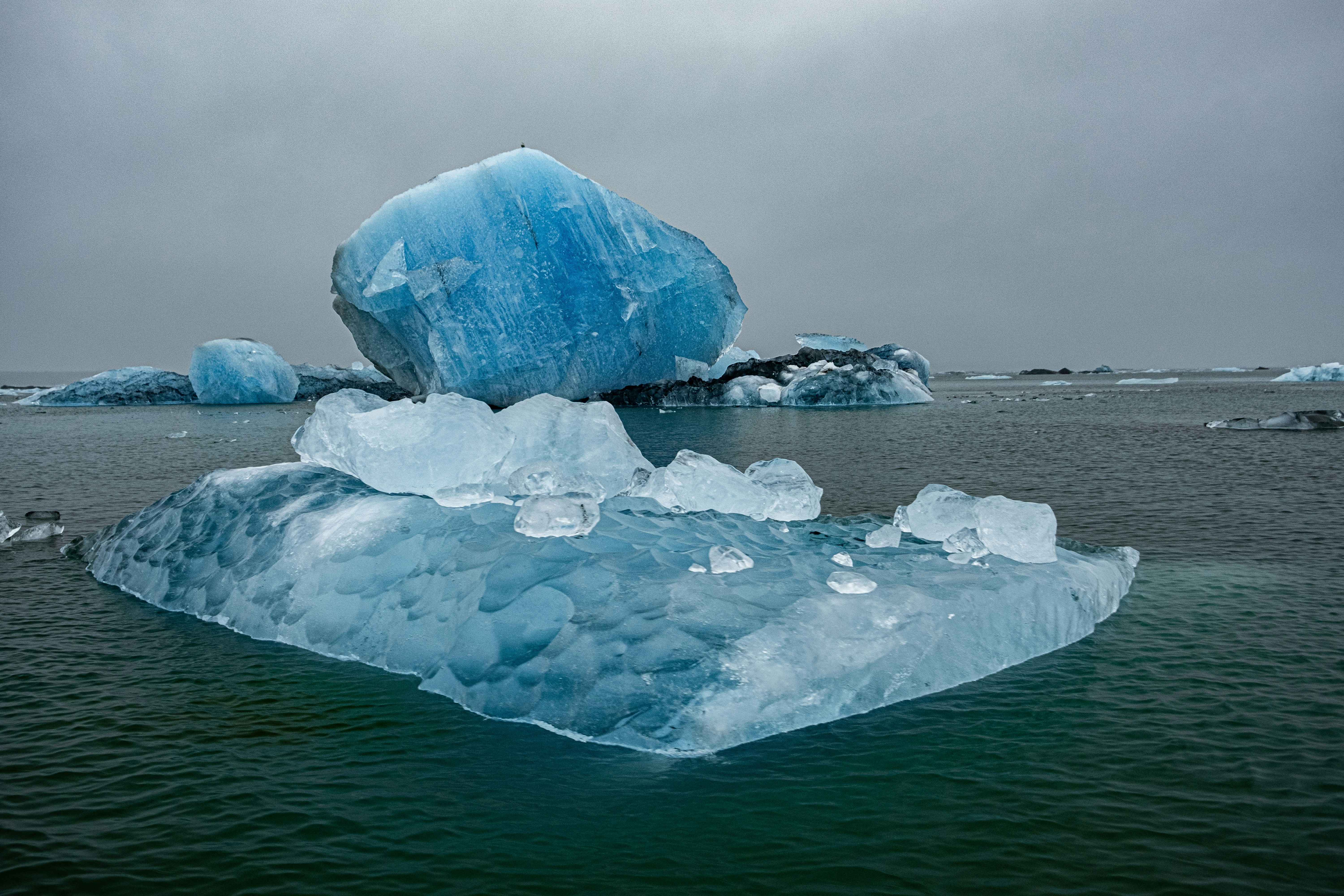 iceberg nell'acqua