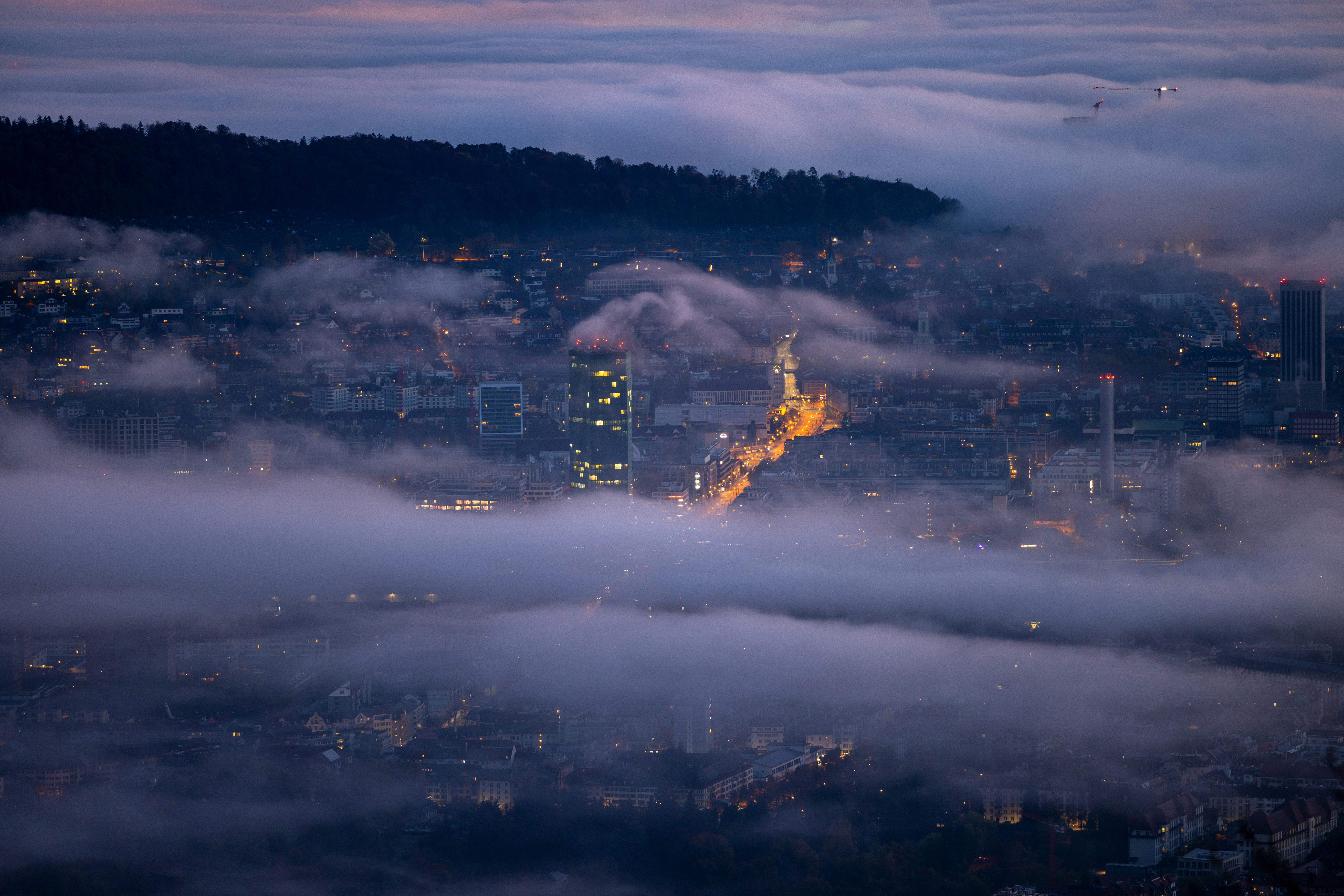 Une ville avec un feu au milieu de l’eau