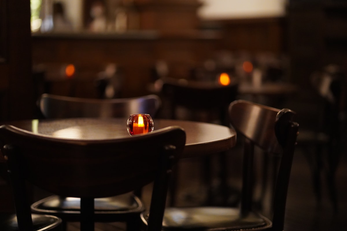 Brennende Kerze auf einem gedeckten Restauranttisch