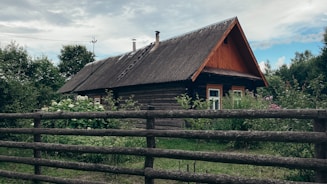 Spokojená rodina užívající si čerstvý vzduch doma