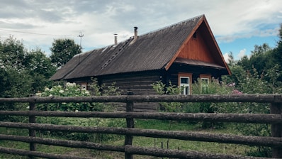 Spokojená rodina užívající si čerstvý vzduch doma