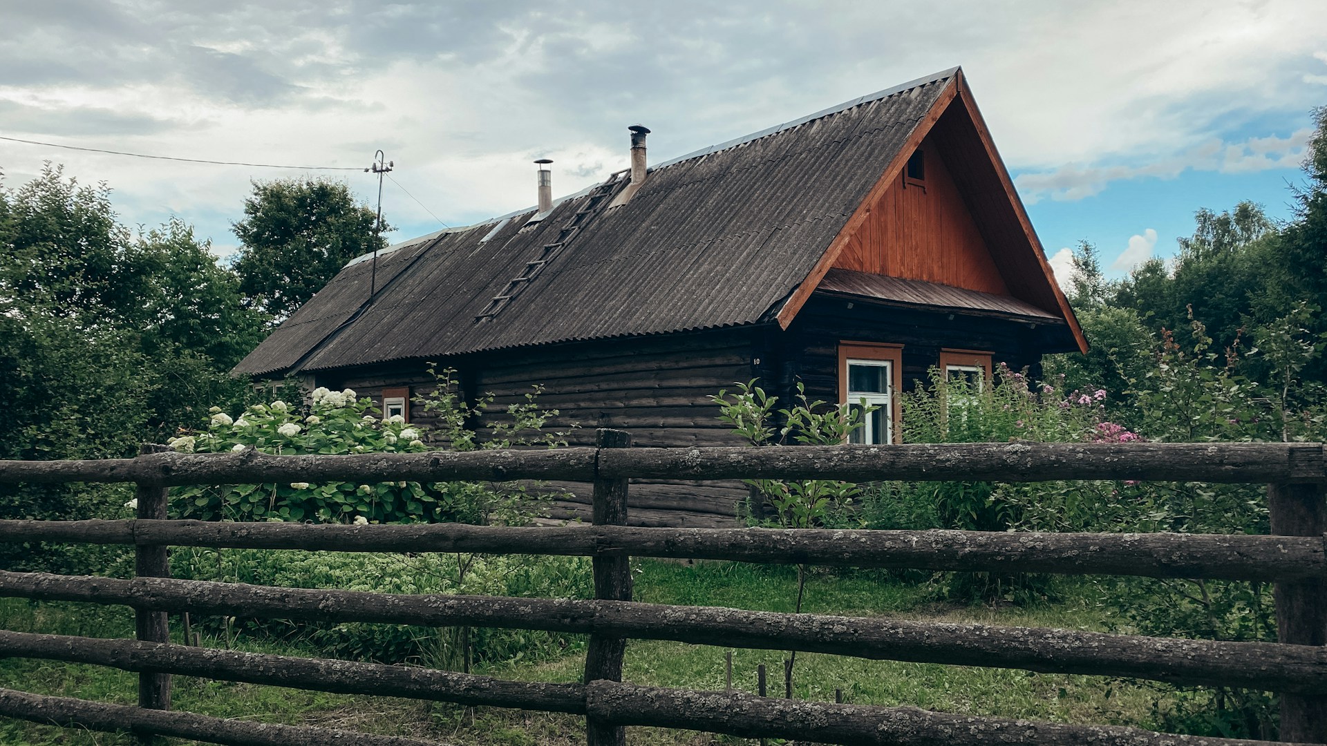 gray computer monitor