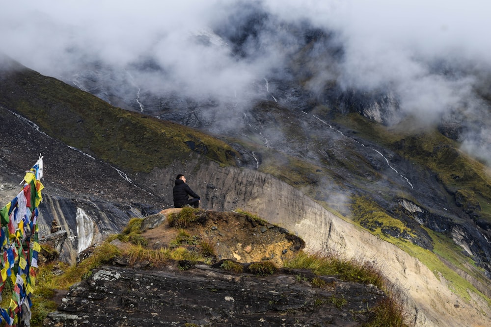 Una persona parada en una ladera rocosa