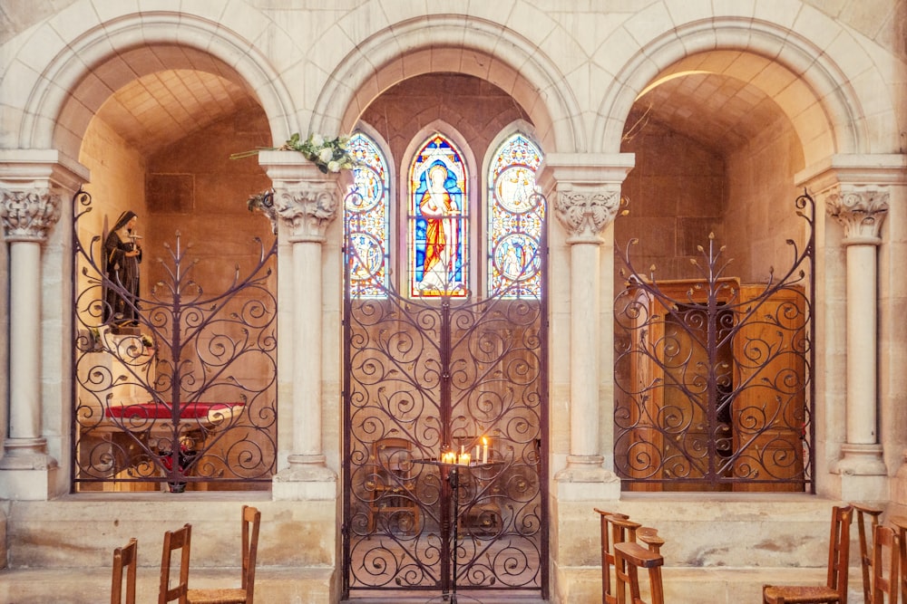 Una gran iglesia con vidrieras