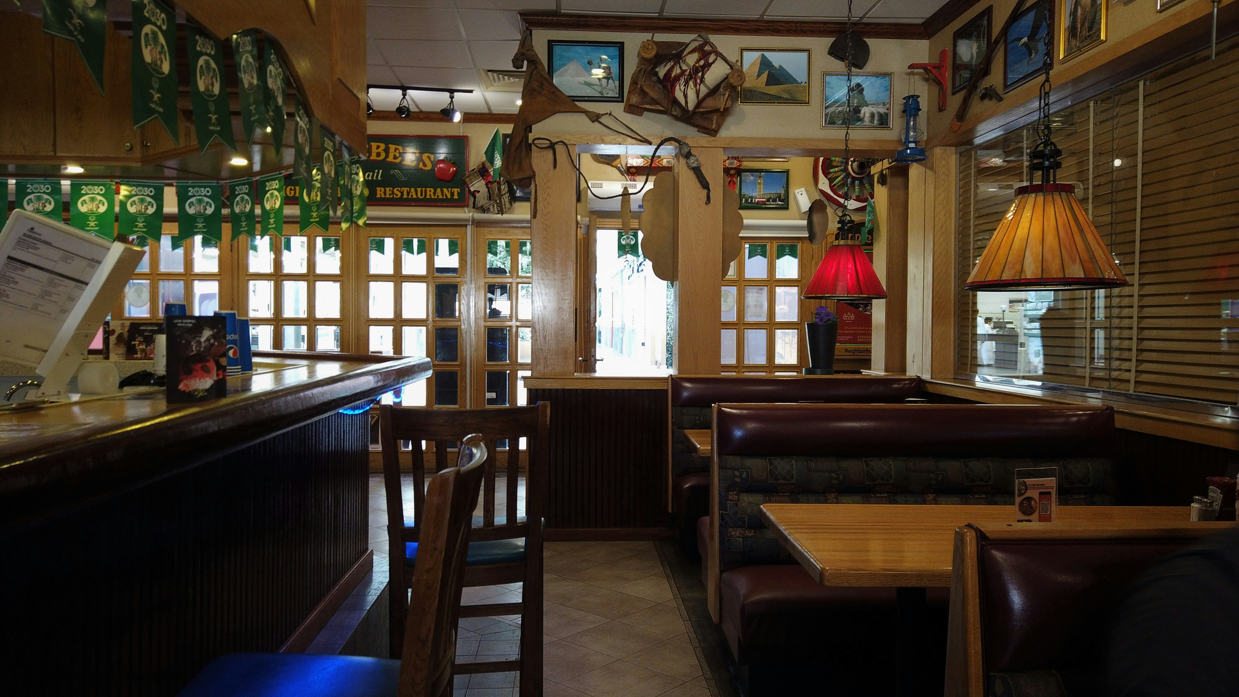 Casual seafood restaurant with family dining atmosphere