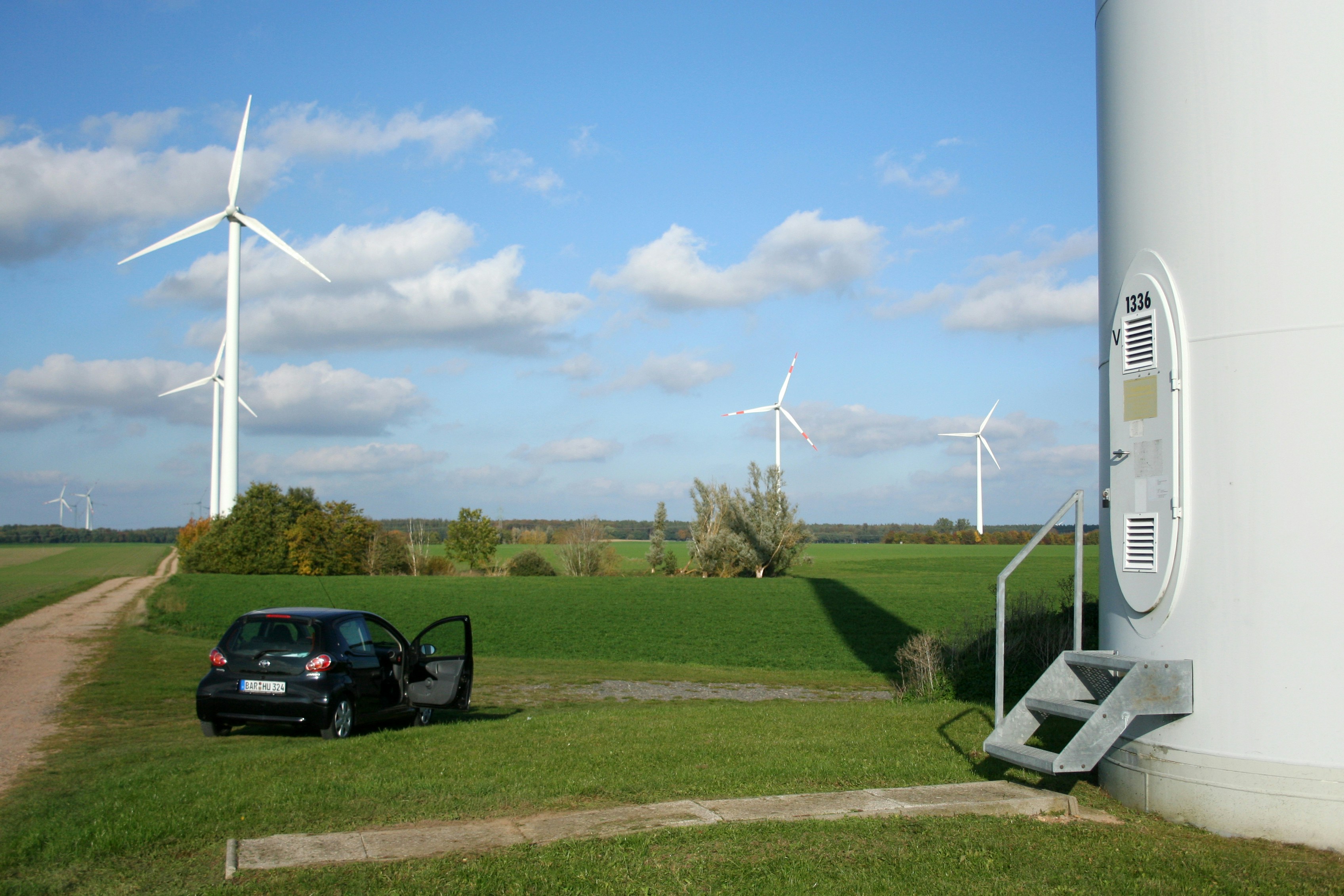 ソーラーパネルと風力タービン