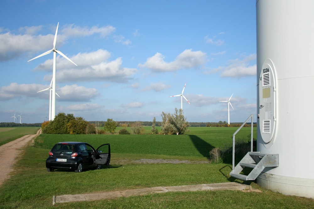 une voiture garée dans un champ d’herbe