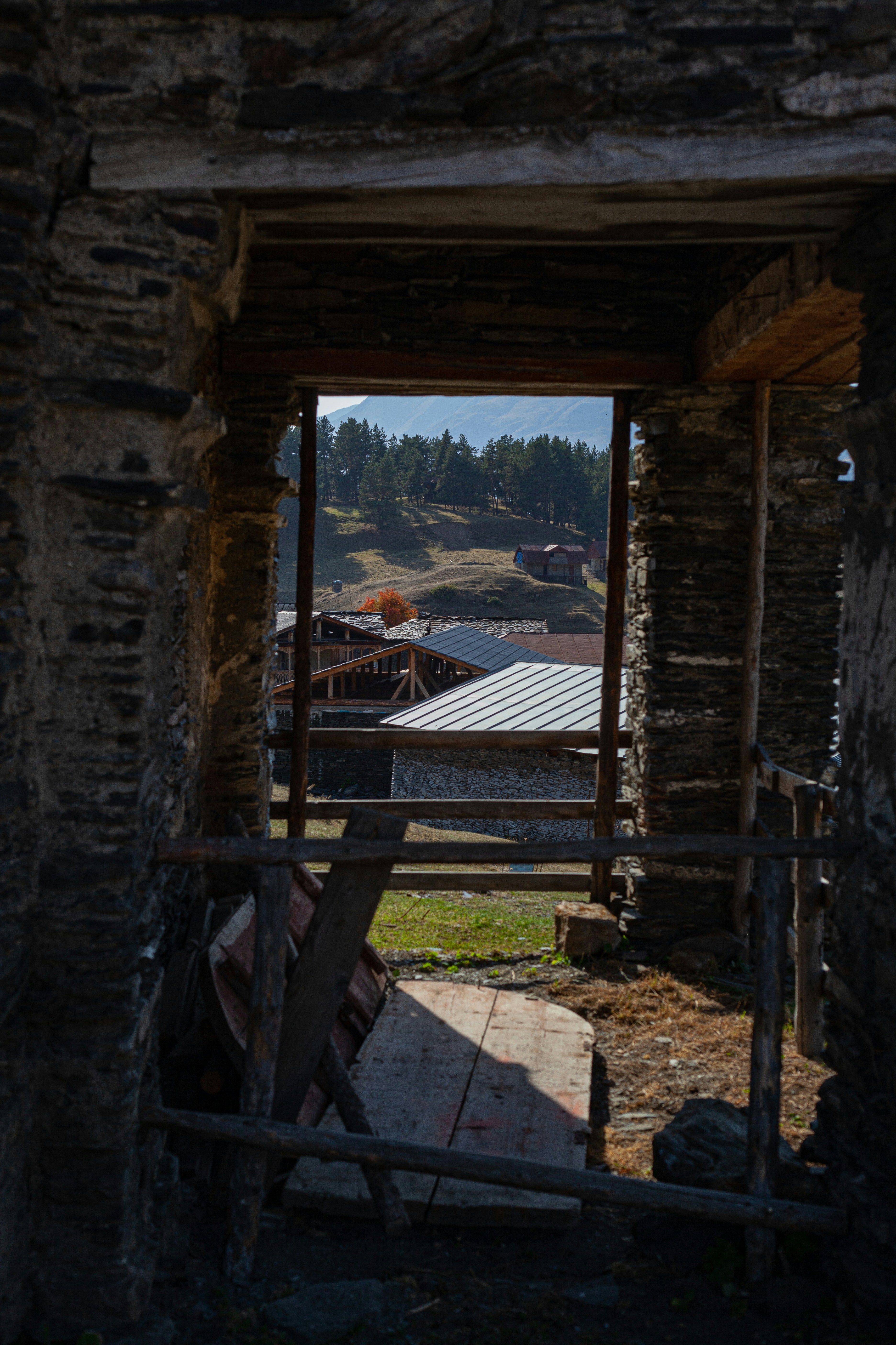 Una vista de una ciudad a través de una ventana
