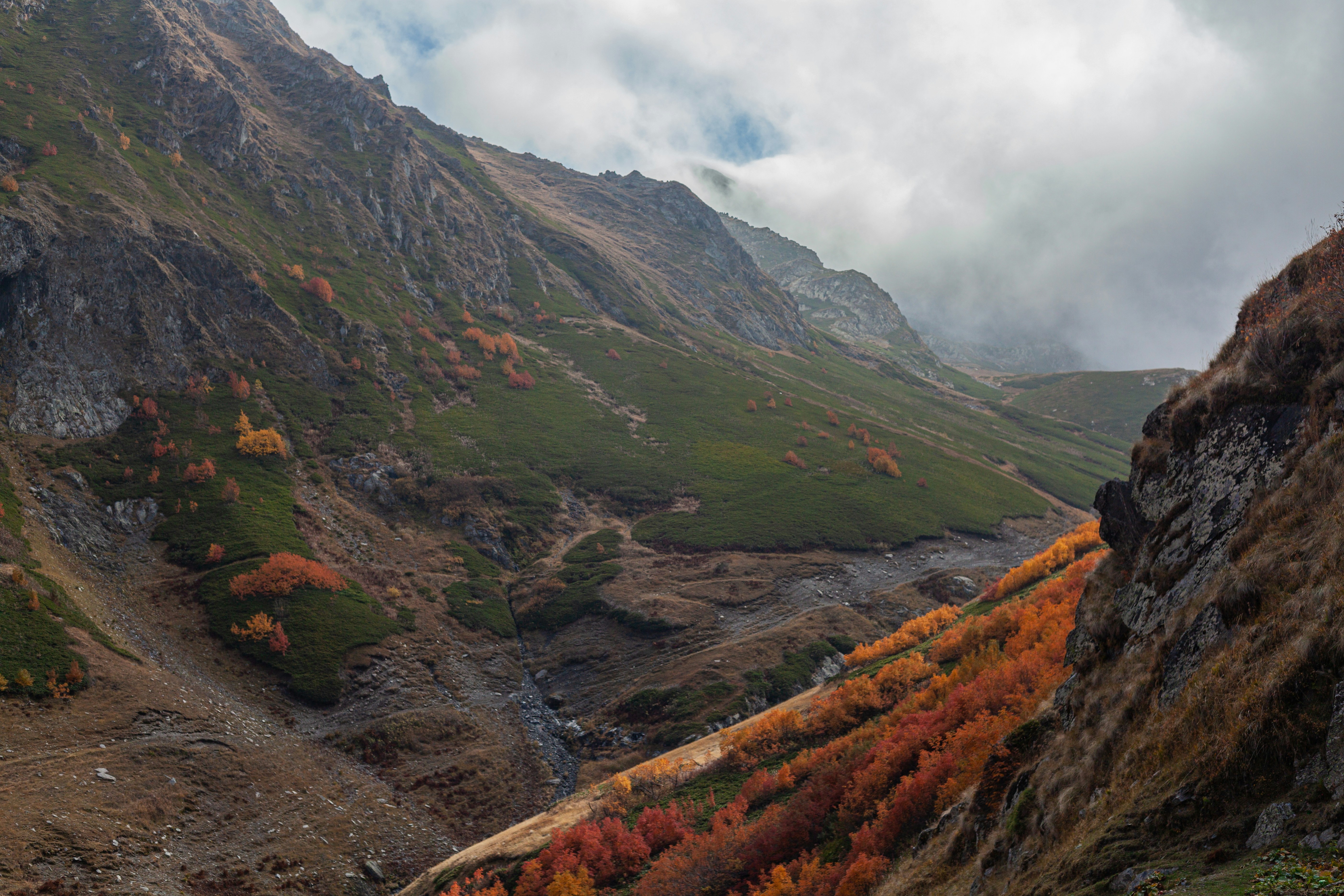 Un valle entre montañas