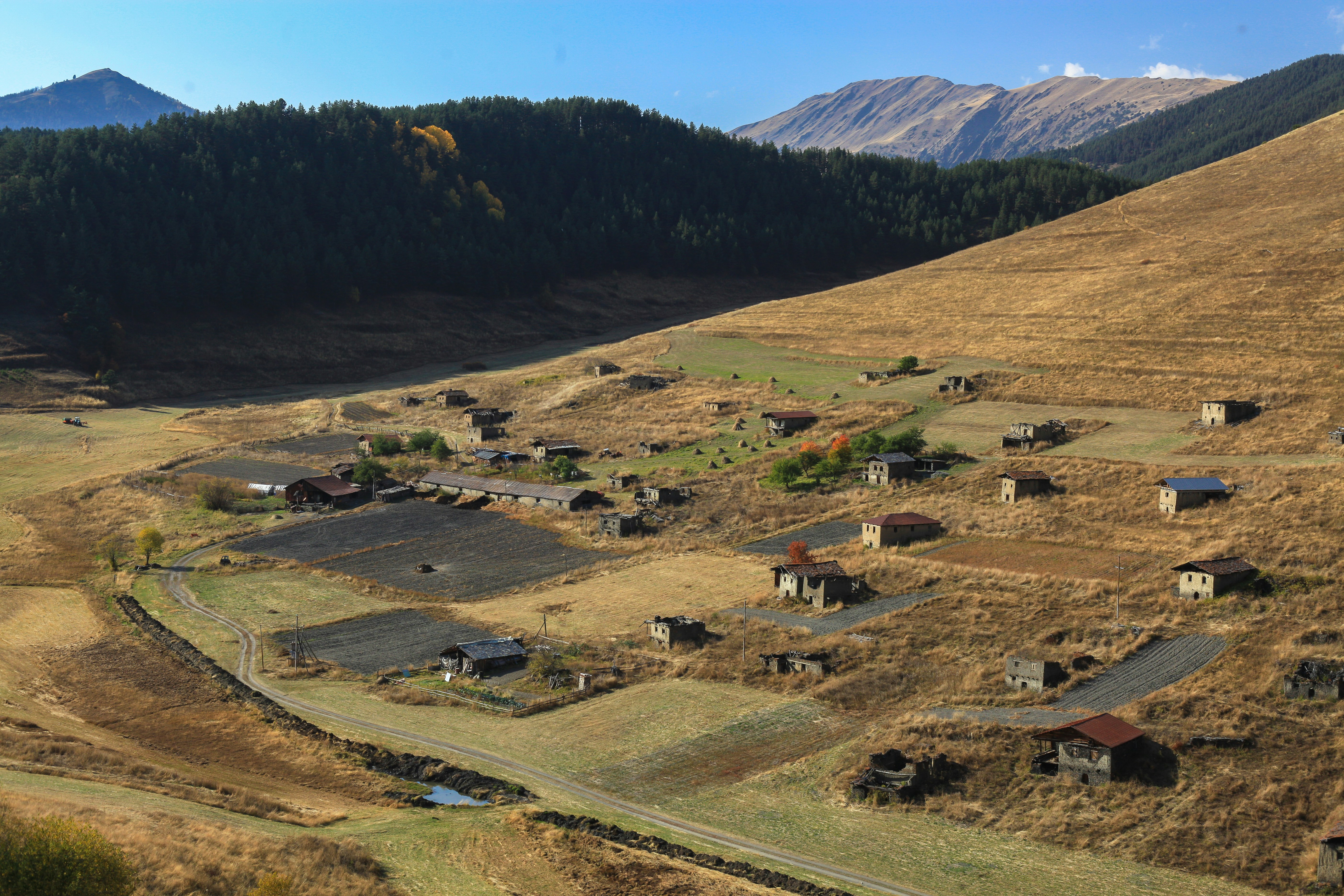 Un valle con casas y montañas al fondo