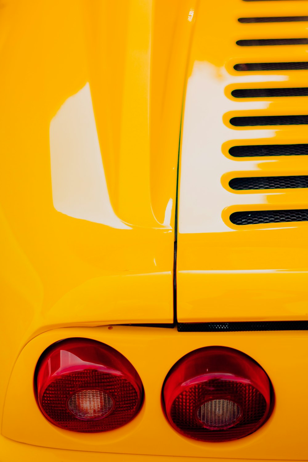 a frente de um carro amarelo