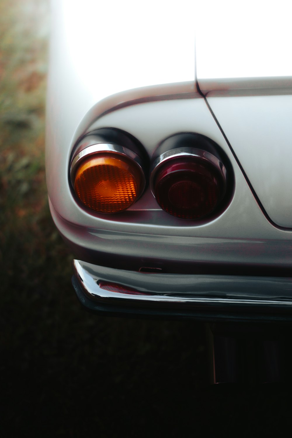 um close up do farol de um carro
