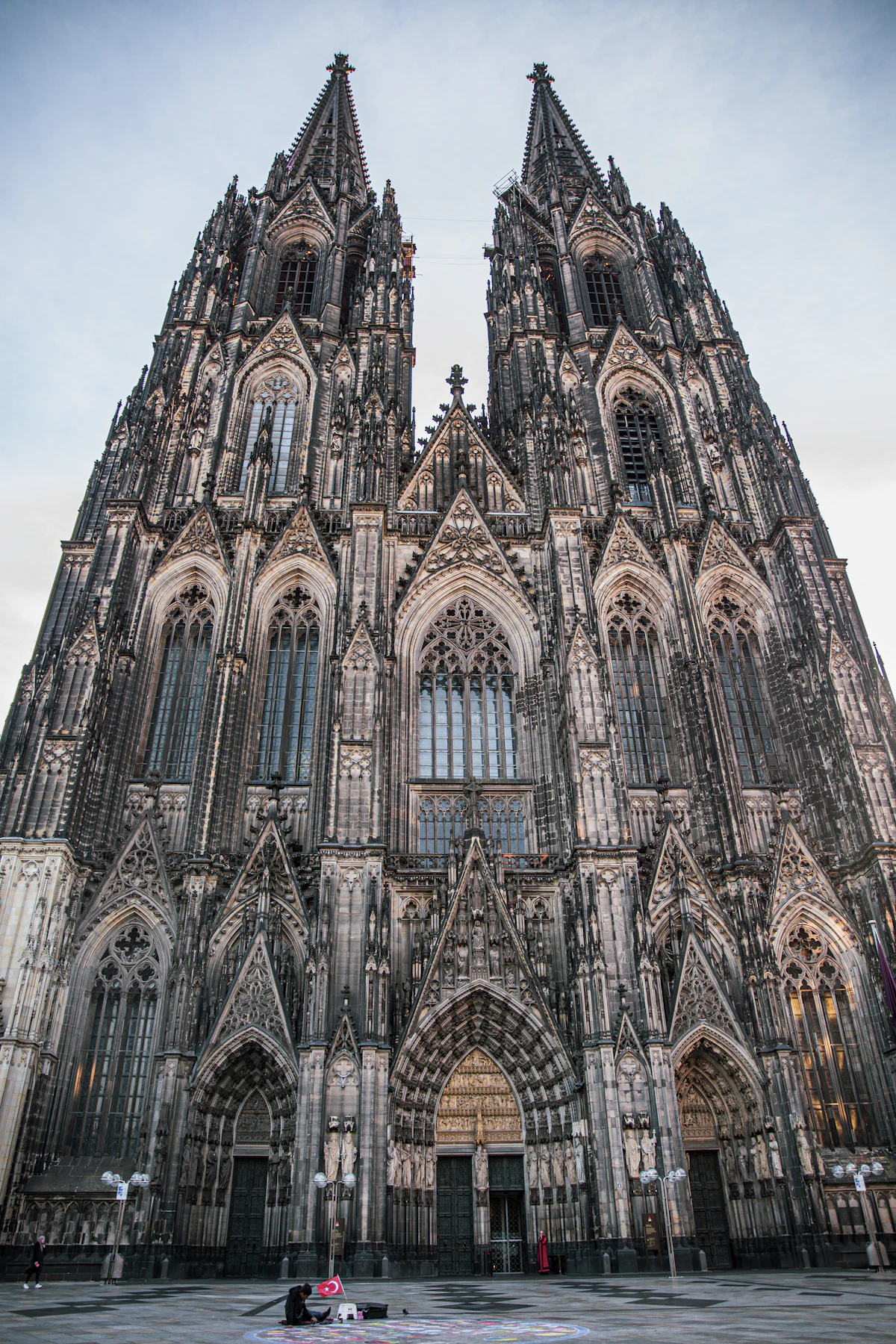 Kölner Dom mit historischer Bebauung im Vordergrund