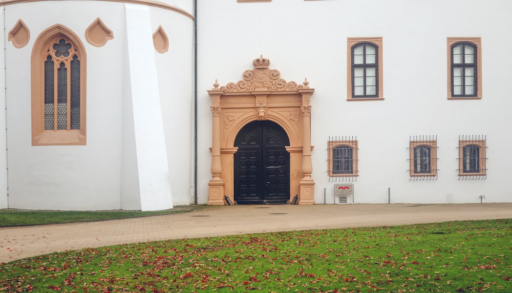 un bâtiment avec une grande porte